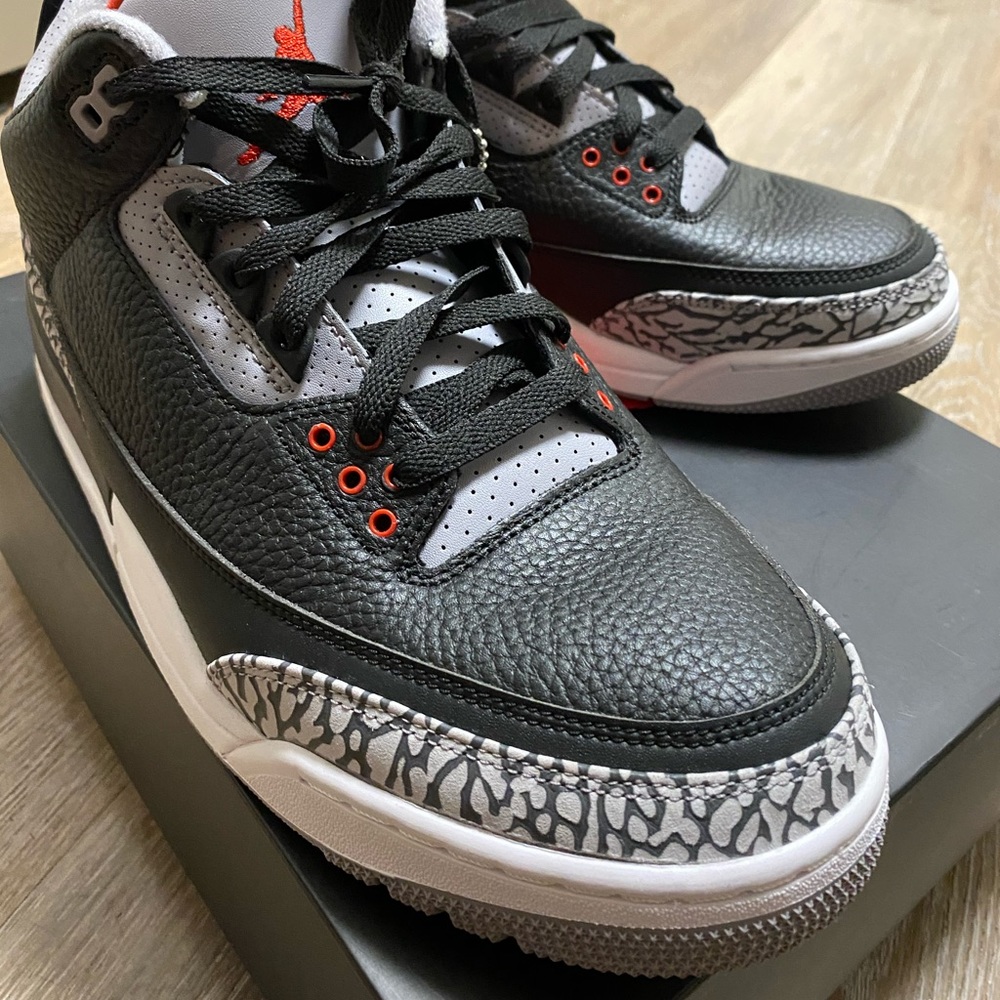 Air Jordan’s 3 OG black cement 2018 - Picture 2 of 7